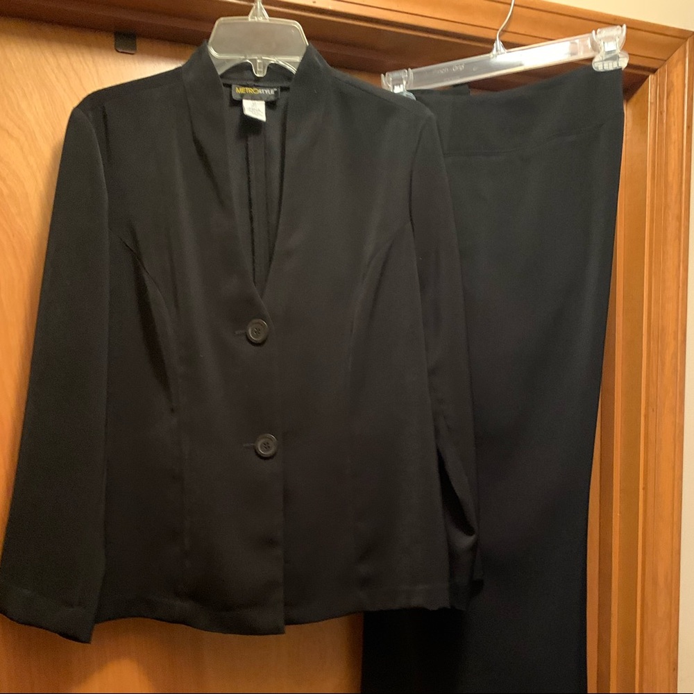 Metrostyle black suit- nice